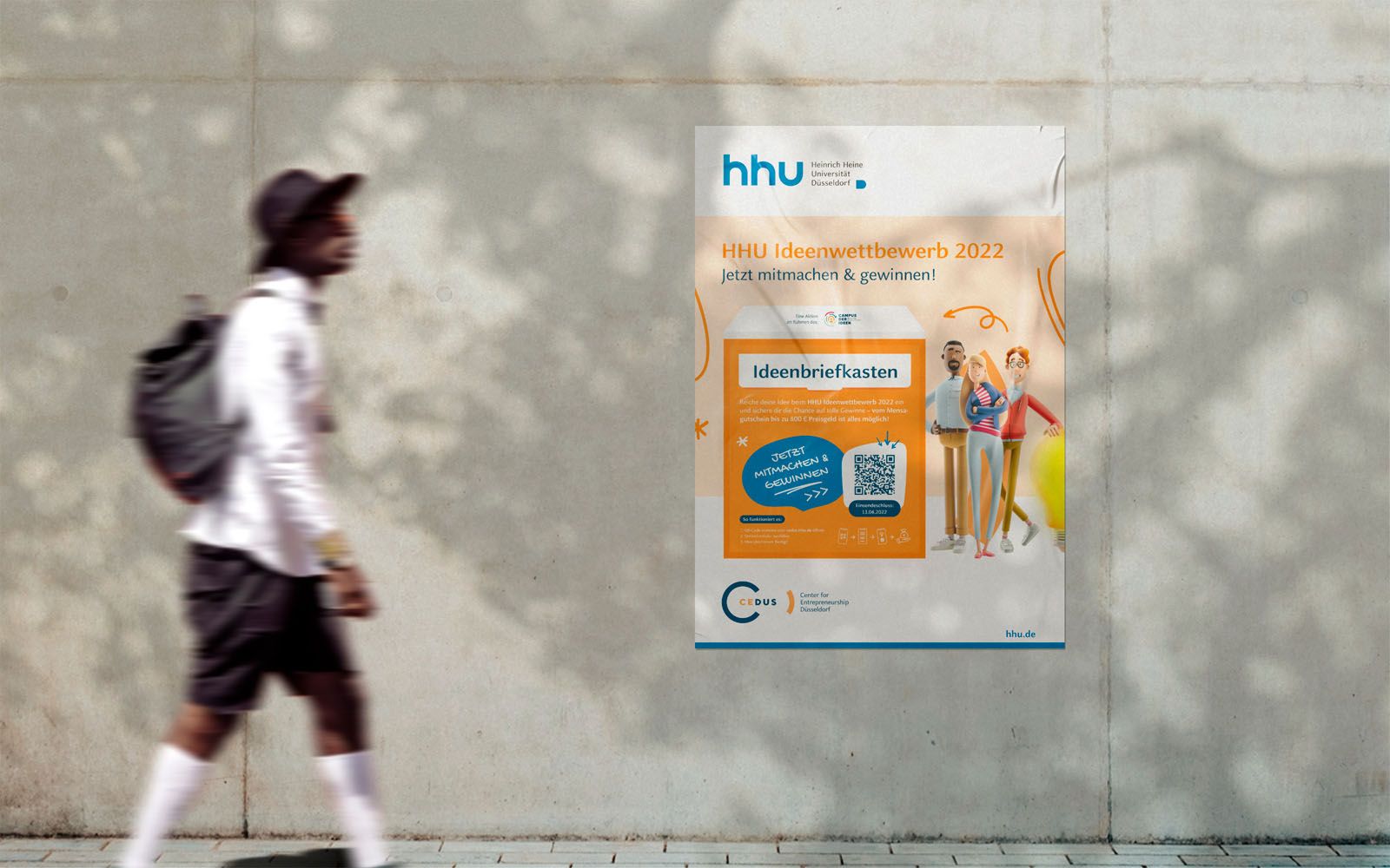 Eine Person läuft an einem Plakat für eine CEDUS Eventreihe vorbei. Das Plakat ist auffällig gestaltet und verfügt über einen prominenten Call-to-Action.