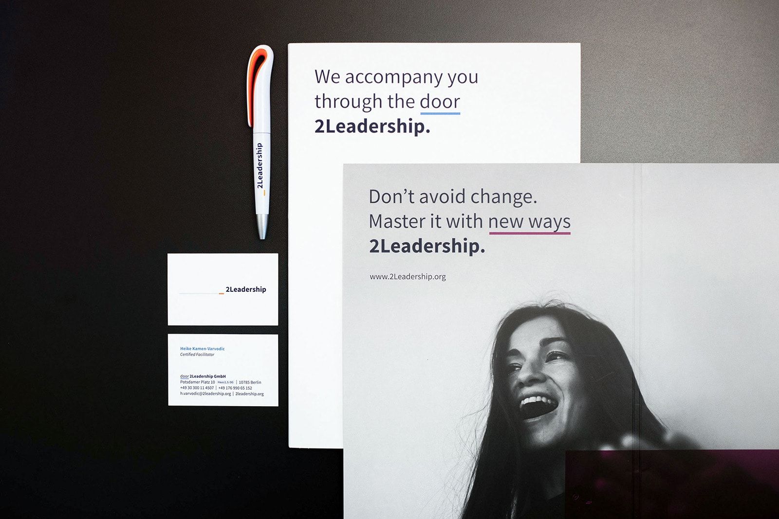 Übersicht über die Geschäftsausstattung inkl. Visitenkarten, Stift und Pressemappe